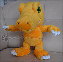 Agumon geht zum Angriff über - offenbar hat es keine Lust mehr auf Fotos ;)